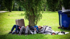 In Ter Apel liggen opnieuw migranten op het gras te wachten. ‘Telkens blussen we dezelfde brand’