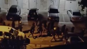 Notte di guerriglia e paura, ultras armati di spranghe seminano il caos in strada