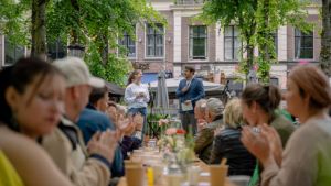 Studenten geven gratis diner aan Utrecht om polarisatie tegen te gaan. ‘Wij willen uitdelen van genade’