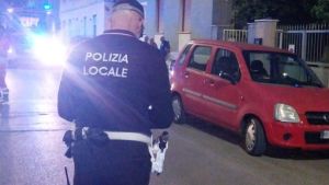 Incendio in appartamento, imprenditore muore per le esalazioni. Inutili i tentativi di rianimarlo in strada