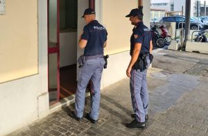 Livorno, inseguito in scooter da un poliziotto: camionista arrestato dopo che ruba una bici - Chi è