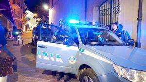 “E’ entrata in auto e si è sbottonata la camicetta, poi mi ha rapinato. Ora non dormo più”