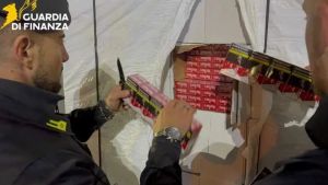Maxi sequestro di sigarette contraffatte: distrutte 7 tonnellate di Marlboro e L&M
