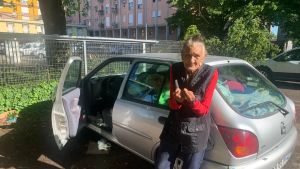 Laura a 86 anni vive in auto, l’appello: «Datemi una casa»