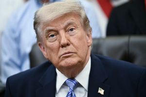 Trump hijgt in de nek van Groenland en Europa staat op de weegschaal