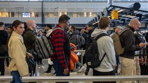 Voor het eerst sinds corona minder vliegtuigpassagiers door winterweer en oorlog Midden-Oosten