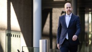 Asielminister Van den Brink zal Spreidingswet handhaven, mede op verzoek van gemeenten