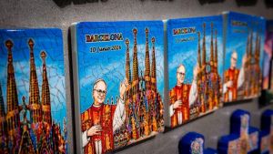 Los souvenirs turísticos del Papa aterrizan en el entorno de la Sagrada Família y se adelantan al 'merchandising' oficial