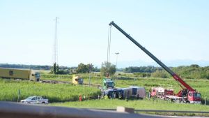 Livorno, camionista si ribalta vicino al porto industriale