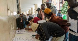 El Supremo rechaza paralizar la regularización de migrantes solicitada por el Gobierno de Ayuso y organizaciones ultras