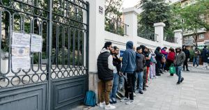 Cerca de 550.000 migrantes ya han solicitado la regularización, mientras Ayuso y Vox siguen en la senda del rechazo y el bulo