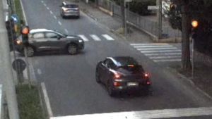 Passa col rosso a tutta velocità, tragedia sfiorata all’incrocio. “Basta un attimo di distrazione”