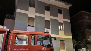 Morto dopo l’incendio. L’uomo ha chiesto aiuto, ma poi è rientrato in casa