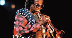 Eterno pioniere del jazz: cento volte Miles Davis