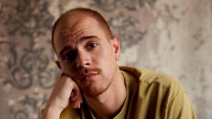 “Il gay felice non è una provocazione. È un ribaltamento”. Parola di Gabriele Piazza