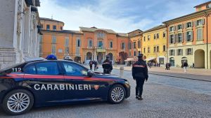 Tenta di rapinare col coltello un coetaneo, poi aggredisce i carabinieri: arrestato un 17enne