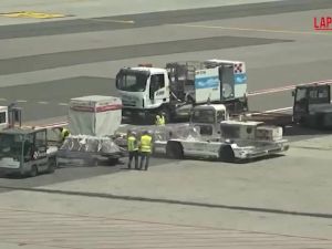 L'arrivo a Malpensa dell'areo con le salme dei sub italiani morti alle Maldive
