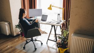 Şirketlerin ve CEO'ların yaşı evden çalışmayı nasıl etkiliyor?