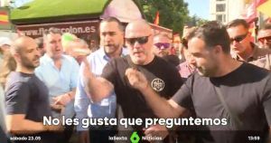 Daniel Esteve (Desokupa) agrede a un periodista durante la manifestación ultra contra el Gobierno