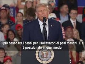 Trump imita atleta trans a una gara di sollevamento pesi: Non è ridicolo?