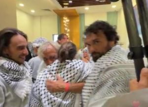 Rientrati a Livorno dopo l'arresto di Israele - I braccialetti coi numeri e i cani: «L’inferno sulla nave prigione»