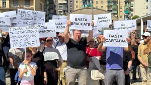 San Jacopino torna in piazza:“Basta aggressioni e spaccate, servono presìdi fissi”
