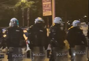 Policija potiskuje masu ka Pravnom fakultetu, bačen suzavac kod Skupštine Srbije, topovski udari