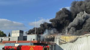 Brand­væs­net kæm­per lør­dag mor­gen sta­dig med at få bugt med røgen: - En lang og h...