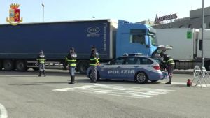 I turni estenuanti e il burnout: la folle corsa di un medico a 200 all’ora sull’A4