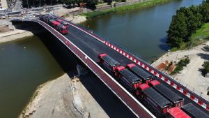 Nencioni, l’ultimo esame: venti tir sul nuovo ponte. Prova con 800 tonnellate