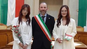 Elisa e Fengjie si sposano, a Reggio il matrimonio ‘proibito’ delle 2 ragazze: “In Cina non è possibile. Tutti dovremmo essere liberi di amare”