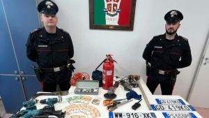 Castello d'Agogna, non si fermano all’alt e scatta l’inseguimento. Poi la fuga a piedi nei campi, due denunciati