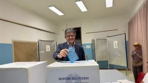 Elezioni comunali a Venezia, le foto dei candidati al seggio per il voto