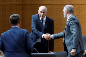 (POGLED) Kolumna Darinke Pavlič Kamien: Janša ni nov začetek. Je bumerang, ki se vedno vrne