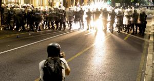 FOTO Kaos u Beogradu nakon velikog prosvjeda, izbio sukob s policijom