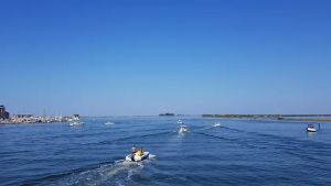 Fanghi nella laguna di Grado? La Regione: «Il canale è navigabile. I dragaggi a Porto San Vito spettano al concessionario»