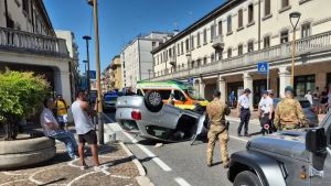 Mestre, scontro tra due auto, una finisce ruote all’aria: via Piave chiusa al traffico