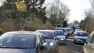 Det er da fint, at folk i tu­sind­vis kom­mer til ri­destæv­ne i Vejle - men hvor d.... skal de par­ke­re?