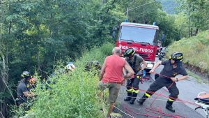 Pauroso incidente, auto va fuori strada e precipita per dieci metri