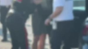 Caos al ferryboat del Lido di Venezia, automobilista blocca l'accesso e viene ammanettato