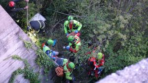 Scivola sul sentiero in montagna: ingegnere muore sotto gli occhi della moglie