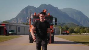 Alex Camera sospeso tra due camion in corsa: la sfida estrema lascia senza fiato