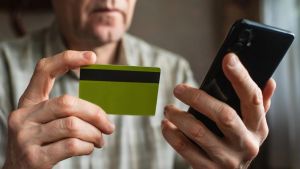 Truffe digitali: tutti nel mirino. Falsi messaggi e cloni vocali per rubare l’account in un clic. I consigli