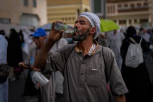 Hajj pilgrims brave sweltering Mecca heat with ice cream and giant fans