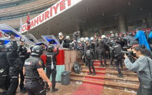 19 Mart’ta gençler, bugün seçilmiş CHP yöneticileri aynı yolu gösterdi: Umut sokakta