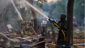 Kyiv cerca i suoi morti fra le macerie delle bombe di Putin. Non è una “rappresaglia”, è il metodo russo