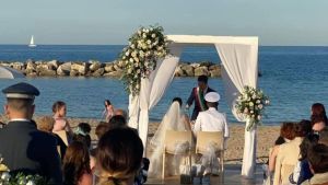 In spiaggia ci si sposa sulla costa maceratese: qui al mare senza barriere /