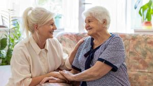 Alzheimer e altre demenze: dai negozi gentili alle farmacie, cosa sono le città ‘amiche’ dei malati /