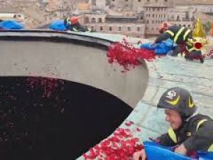 Pioggia di petali di rose al Pantheon per la Pentecoste, il video dei Vigili del Fuoco del 2024