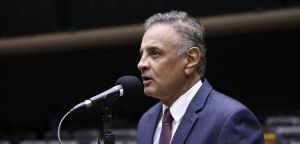 A volta de Aécio: crise de Flávio Bolsonaro reabre disputa pela direita em 2026